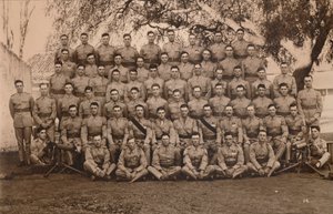 Ensimmäisen pataljoonan konekivääriryhmä, Queens Own Royal West Kent -rykmentti. Poona, Ind tekijältä Unbekannt