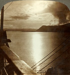 Keskiyön aurinko heinäkuussa Huippuvuorten ja Jäämeren kallioiden yllä, vuodelta 1905. tekijältä Unbekannt