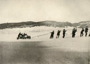 Moottoriajoneuvo pehmeässä lumessa, laivan paluun jälkeen, c1908, 1909. tekijältä Unbekannt