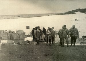 Juhla, joka nousi Erebus-vuorelle jättäen majan, 1908, 1909. tekijältä Unbekannt