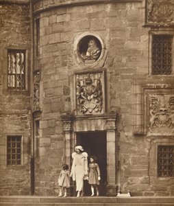 Kuningatar vanhassa kodissaan, Glamis Castle, c1936 1937 tekijältä Unbekannt