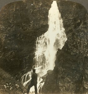 Sevlen putoukset jyskyttävät ja roiskuvat, lähellä Stalheims-hotellia, Naerodal, Norja, vuosi 1905. tekijältä Unbekannt