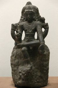 Victoria and Albert Museum. Shiva kuin Dakshinamurti. 1200-1300. Myöhäinen Chola-kausi. Graniitti. Etelä-Intia (Tamil Nadu). Yhdistynyt kuningaskunta tekijältä Unbekannt