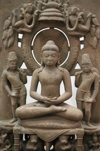 Victoria and Albert Museum. Jina Rishabhanatha. 800-900. Hiekkakivi. Pohjois-Intia. Yhdistynyt kuningaskunta tekijältä Unbekannt