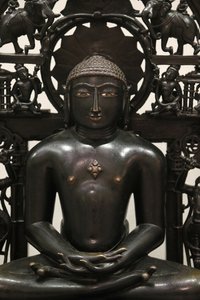 Victoria and Albert Museum. Jina Shantinatha. 1168; takalevy noin 1300-1500. Kupariseos hopealla ja kuparilla. Varmaan Länsi-Intiassa. Yhdistynyt kuningaskunta tekijältä Unbekannt