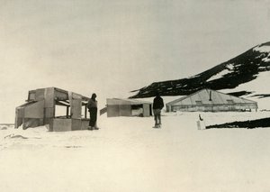 The Winter Quarters of the Discovery Expedition at Hut Point, c1908, 1909. tekijältä Unbekannt