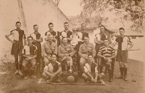 Ensimmäisen pataljoonan Young Soldiers Football Team, Queens Own Royal West Kent -rykmentti. P tekijältä Unbekannt