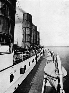 Lusitanian venekansi, jossa näkyy pelastusveneet, 1915 tekijältä Unbekannt