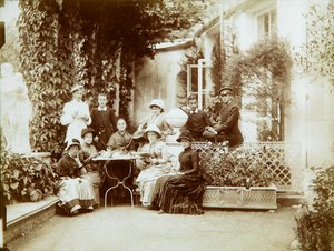 Herttua Fjodor Uvarovin perhe maalaistalossaan Poretšjessä, Venäjällä, 1880-luku tekijältä Unbekannt