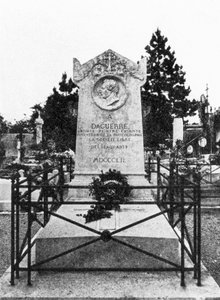 Louis Daguerren, ranskalaisen valokuvauksen pioneerin hautakivi Louis Jacques Mande Daguerren (1787-1851) hautakivi Bry-sur-Marnessa tekijältä Unbekannt