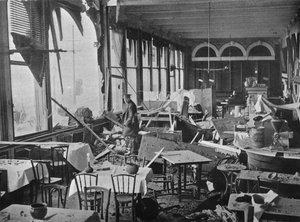 Grand-hotellin sisustus, joka näyttää pommituksen aiheuttamat vahingot, 1914 tekijältä Unbekannt