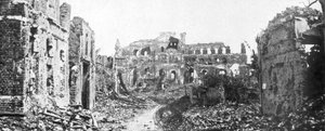Albertin rauniokaupunki ja kirkon kellotorni, Sommen, Ranska, 22. elokuuta 1918 tekijältä Unbekannt