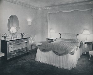 Plexiglasin eloisia ominaisuuksia hyödynnetään tässä makuuhuoneessa, 1942. tekijältä Unbekannt
