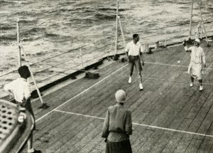 Heidän Majesteettinsa pelissä Deck Quoits Deck of H.M.S. Tunnettu, 1927, 1937. tekijältä Unbekannt