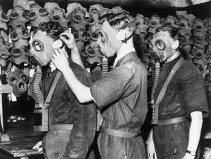 Kolme kaasunaamareissa olevaa miestä, n. 1930-luku tekijältä Unbekannt