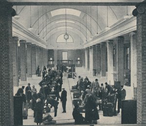 Tilburyn matkatavarat tarkastettu tilavassa uudessa rakennuksessa, 1937 tekijältä Unbekannt