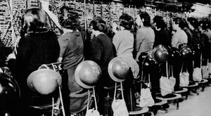Istua siellä ja jatkaa ikään kuin mitään ei tapahtuisi ulkona ei ollut helppoa, 1941 1942 tekijältä Unbekannt
