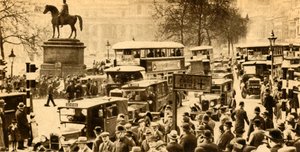 Liikenne Trafalgar Squarella Lontoossa, 1933. tekijältä Unbekannt
