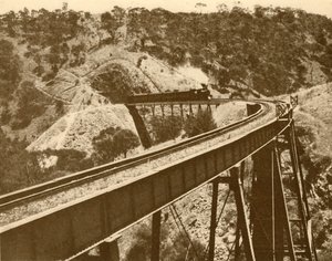 Juna kulkee viaduktin yli, Mount Lofty Range, Etelä-Australia, 1930. tekijältä Unbekannt