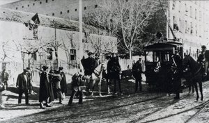 Raitiovaunulakko Madridissa, siviilivartija syyttää lakkoilijoita, jotka yrittävät pysäyttää raitiotien, julkaistu "Nuevo Mundo" -lehdessä, joulukuu 1919 (m/v kuva) tekijältä Unbekannt