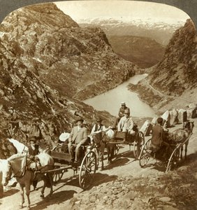 Matkustajat vuoristotiellä Seljestadin villin rotkon halki, Norja, vuodelta 1905. tekijältä Unbekannt