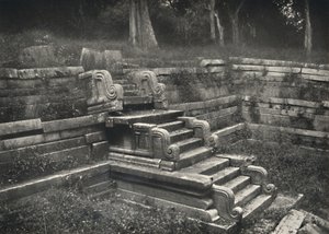 Portaat tiiliseen uimalammikkoon, Anuradhapura, 1926 tekijältä Unbekannt
