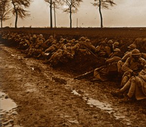 Joukkoja tien varrella, c1914-c1918 tekijältä Unbekannt
