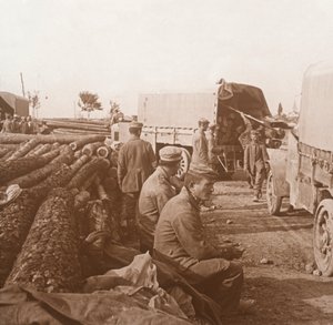 Kuorma-autot Voie Sacréella, Verdunissa, Pohjois-Ranskassa, c1914-c1918. tekijältä Unbekannt