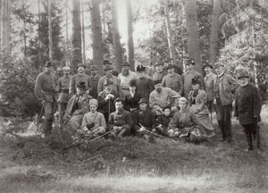 Tsaari Aleksanteri III perheen ja ystävien kanssa metsästyksellä Bialowiezan metsässä Venäjällä, 1894 tekijältä Unbekannt