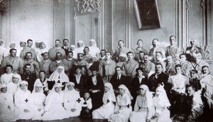 Venäjän tsaaritar Maria Fedorovna vierailemassa sairaalassa Kiovassa, 1915 tekijältä Unbekannt