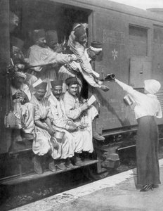Turkkilaiset kiväärit matkalla rintamaan junalla, 1914 tekijältä Unbekannt