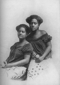 Kaksi fidziläistä prinsessaa, joiden hiukset on pukeutunut eurooppalaiseen tyyliin, 1902 tekijältä Unbekannt