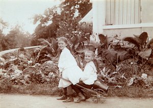 Kaksi lasta leikkimässä ulkona, 1890-luku tekijältä Unbekannt