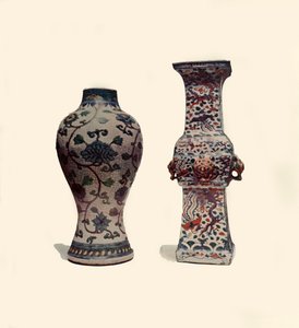 Kaksi emaloitua posliinimaljakkoa, kiinalainen, 1400-1600-luku, 1908. tekijältä Unbekannt