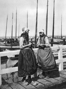 Kaksi tyttöä laskulavalla, Marken, Alankomaat, 1934 tekijältä Unbekannt