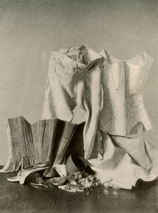 Kaksi paria housuja, polvihousut, helmilaukku, kukkaro ja tikattu alushame, 1700-luku, 1937. tekijältä Unbekannt