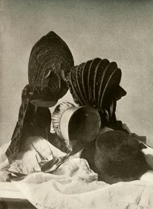 Kaksi silkkikalassia, ratsastuslakki, kveekaripäällinen, hattu, hanskat ja hame, 1700-luku, 1937. tekijältä Unbekannt