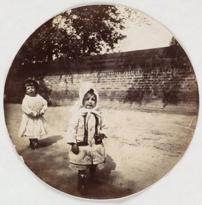 "Kaksi pientä lasta kävelemässä seinän vieressä", vers les annees 1890 tekijältä Unbekannt