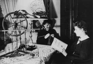 Kaksi naista kotona, Ranska, 1939 tekijältä Unbekannt