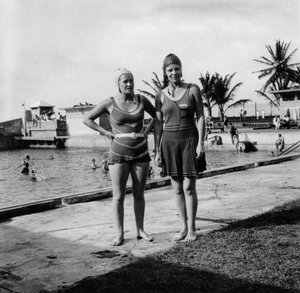 Kaksi naista uimapuvussa uima-altaan vieressä, Balboa, Panama, 1931 tekijältä Unbekannt