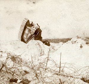 Vaurioituneen säiliön alapuoli, c1914-c1918 tekijältä Unbekannt