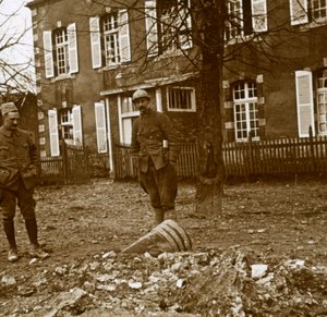 Räjähtämätön 380-kuori, Verdun, Pohjois-Ranska, c1914-c1918 tekijältä Unbekannt