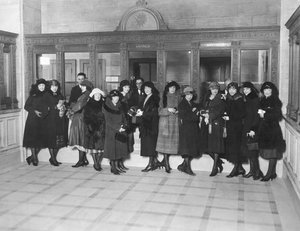 Yhdysvallat: n. 1926 Naisjoukko seisomassa pankin "Savings"-kassan ikkunassa. (m/w kuva) tekijältä Unbekannt