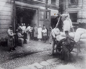 Ruoan purkaminen, Tiedemiestalo, Petrograd, Venäjä, c1920-c1924 tekijältä Unbekannt