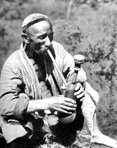 Uzbekistanin mies polttaa kaliania, Samarkand, 1936 tekijältä Unbekannt