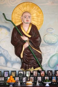 Van Hanh zen buddhalainen luostari. Buddhalainen munkki esivanhemmille vietnamilaisella alttarilla. Kuolleiden kunnioitus. Dalat. Vietnam tekijältä Unbekannt