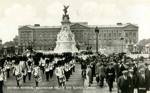 Victoria Memorial, Buckinghamin palatsi ja vartijat, Lontoo, 1930-luku. tekijältä Unbekannt