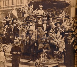 Voitonjuhlat Erosin alla, Piccadilly, Lontoo, 1918, 1938 tekijältä Unbekannt