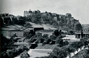 Näkymä National Gallery of Scotlandista ja Edinburghin linnasta, vuodelta 1945 tekijältä Unbekannt
