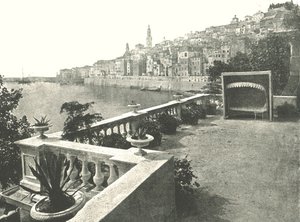 Näkymä kaupunkiin lahdelta, Menton, Ranska, 1895. tekijältä Unbekannt